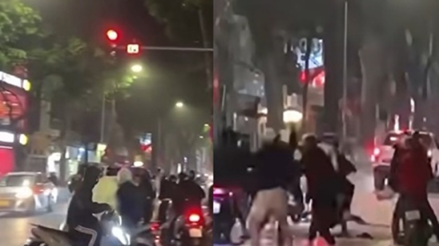 Điều tra nhóm thanh thiếu niên cầm xẻng đánh người trên đường phố Hà Nội