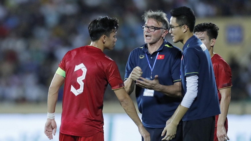 Dàn cầu thủ ĐT Việt Nam và U23 Việt Nam gửi lời tạm biệt HLV Troussier