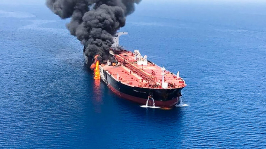 Houthi tập kích tên lửa vào tàu hàng trên Biển Đỏ, 8 người thương vong