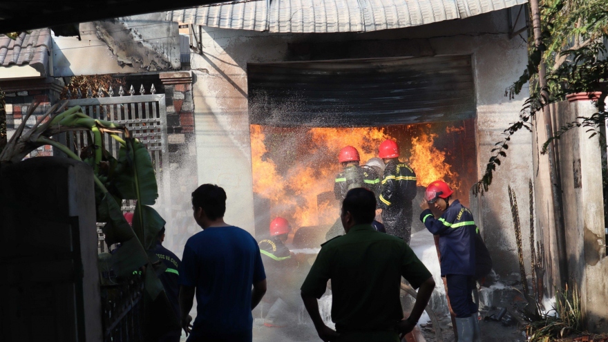 Cháy kho chứa sơn ở Bình Phước, một người bị thương