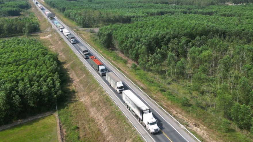 Có thể cấm xe khách và xe tải đi vào cao tốc Cam Lộ-La Sơn