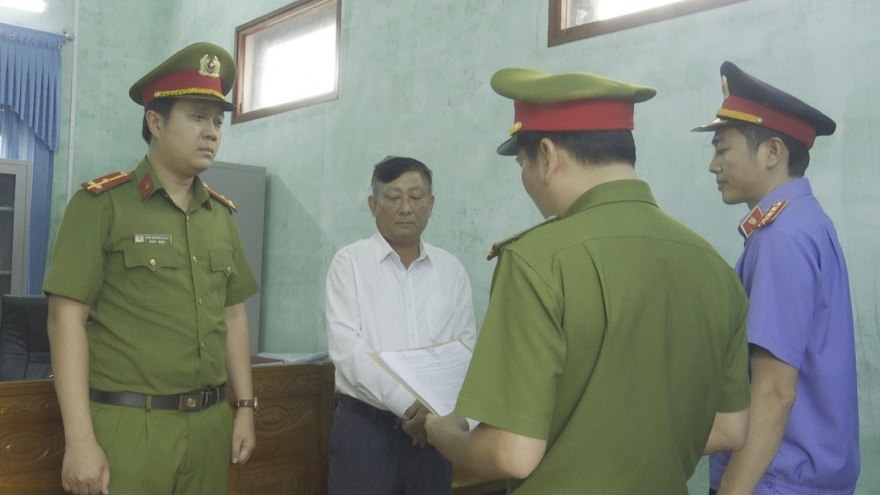 Bắt tạm giam nguyên chủ tịch xã tại Quảng Bình