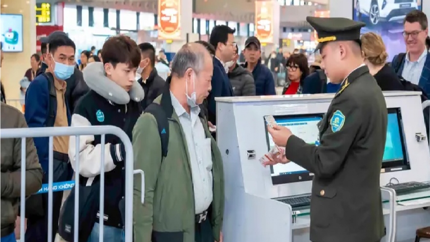 Hàng không siết kiểm soát giấy tờ đi máy bay, nhiều khách bị từ chối nhập cảnh