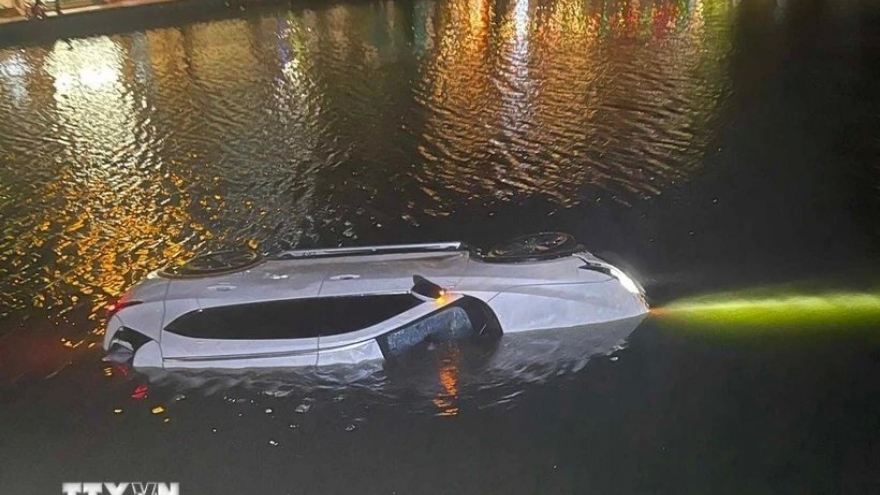Hải Dương: Xe ôtô lao xuống sông Sặt khiến lái xe tử vong