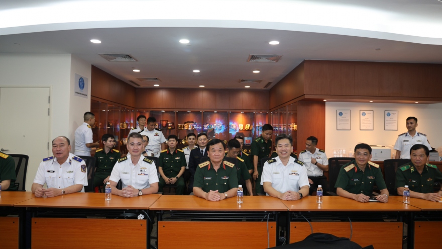 Thứ trưởng Bộ Quốc phòng làm việc với Trung tâm IFC của Hải quân Singapore