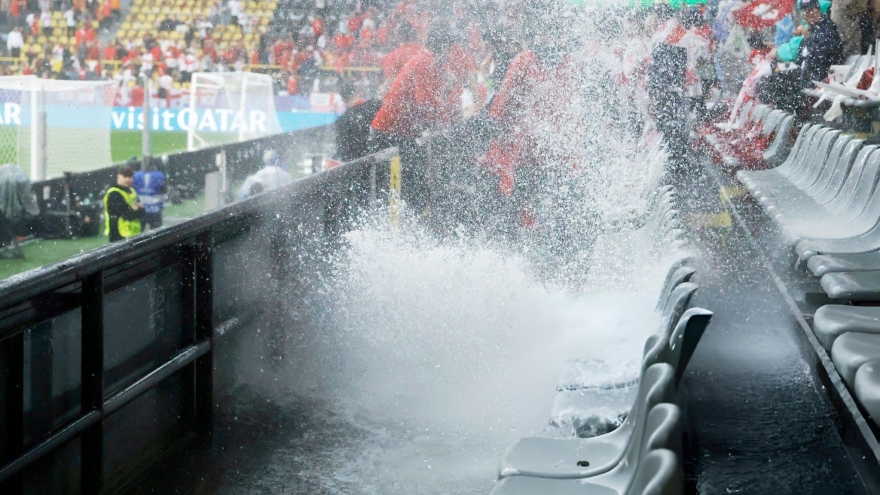 Sân đấu ngập nước, CĐV xô xát trên khán đài ở EURO 2024