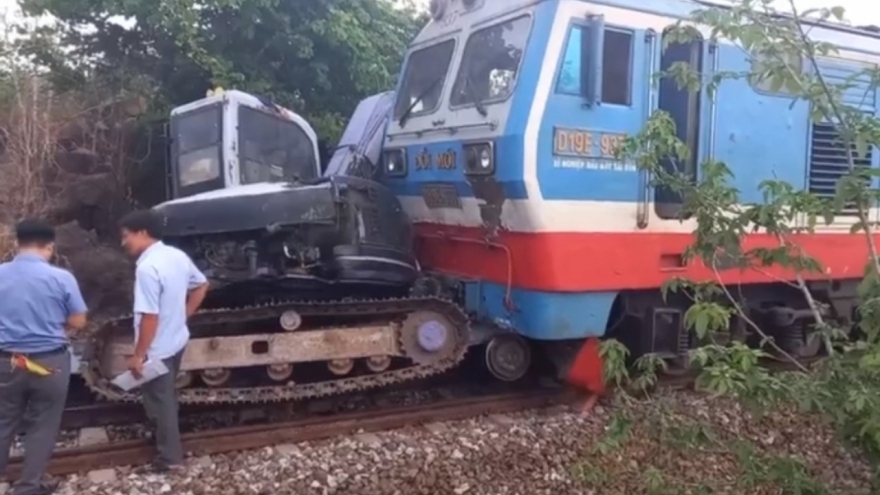 Tàu hỏa SP10 tông vào máy xúc ở Bình Thuận