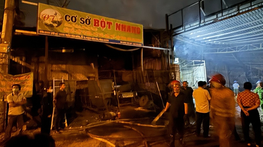 Cháy xưởng bột nhang ở TP.HCM khiến 2 công nhân tử vong