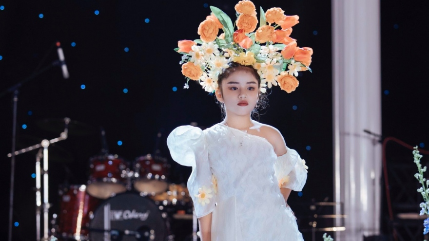 Sắc hoa Đà Lạt trong trang phục của NTK Châu Loan