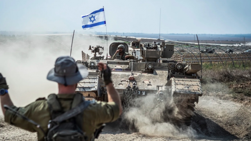 Israel dồn dập nã đạn vào Rafah, yểm hộ xe tăng tiến về phía Tây