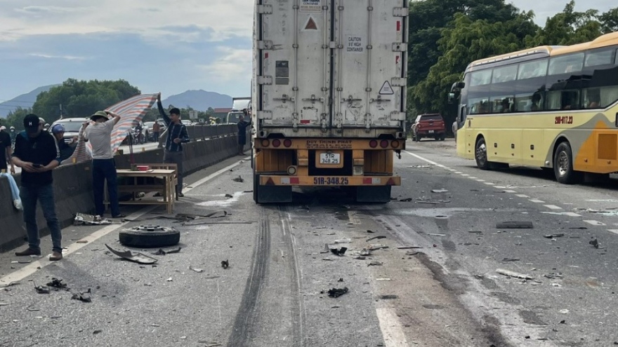 Truy nã tài xế xe tải gây tai nạn liên hoàn khiến 3 người tử vong