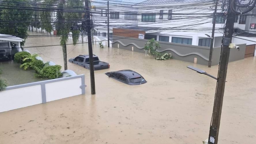 Mưa lớn gây ngập lụt ở Thái Lan, hàng chục chuyến bay phải chuyển hướng