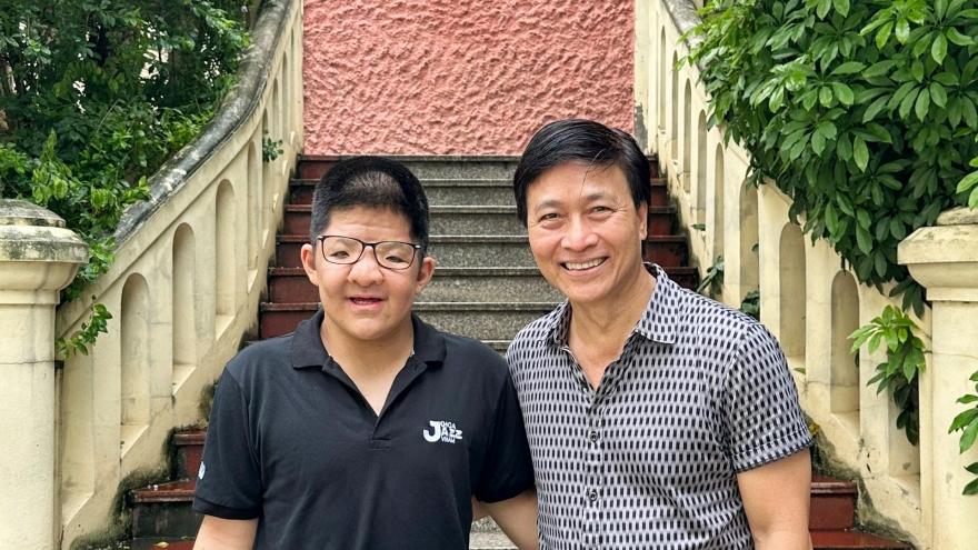 Chuyện showbiz: Nghệ sĩ Quốc Tuấn vượt qua trầm cảm để đồng hành cùng con trai