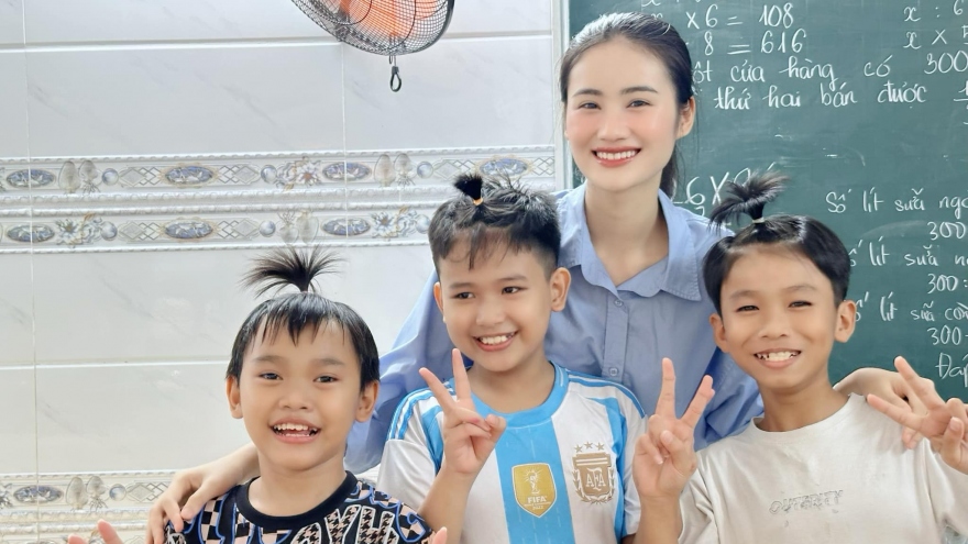 Sao Việt 29/7: Hình ảnh Hoa hậu Ý Nhi trước khi sang Australia