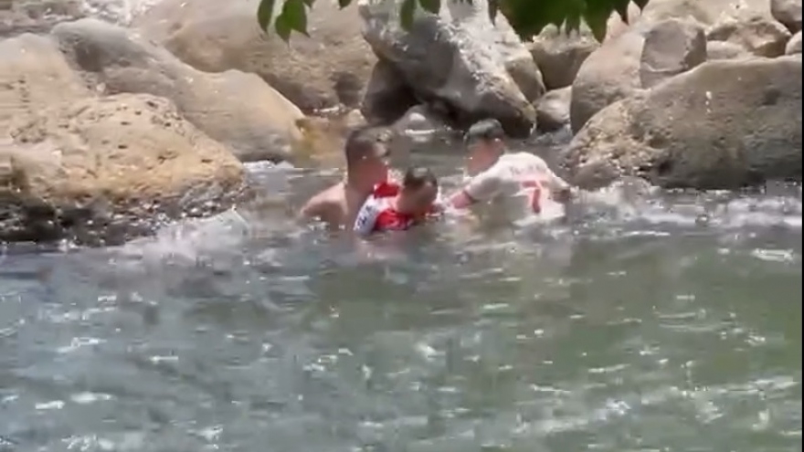 Hai cán bộ công an ở Lai Châu nhảy xuống dòng nước xiết cứu người bất tỉnh