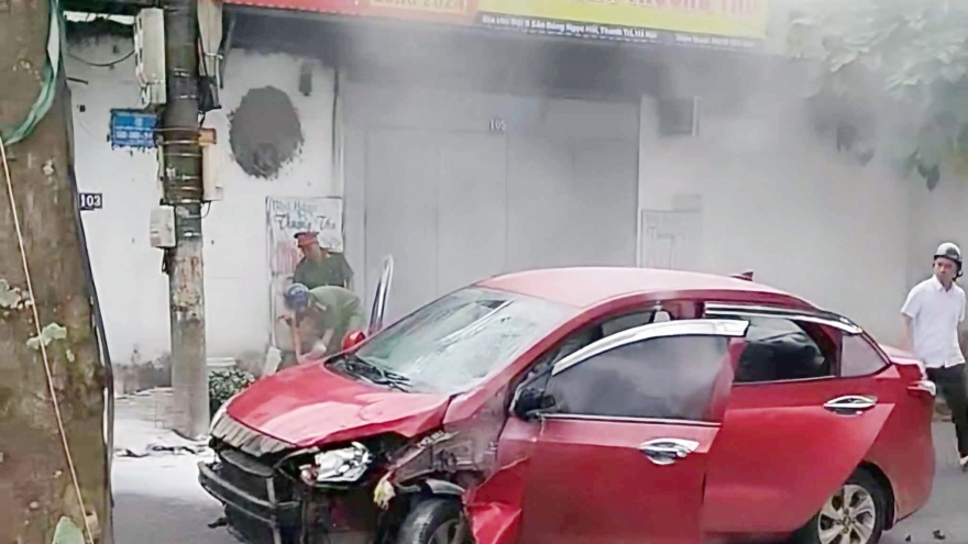 Nóng 24: Đốt xe ô tô sau va chạm giao thông ở Hà Nội