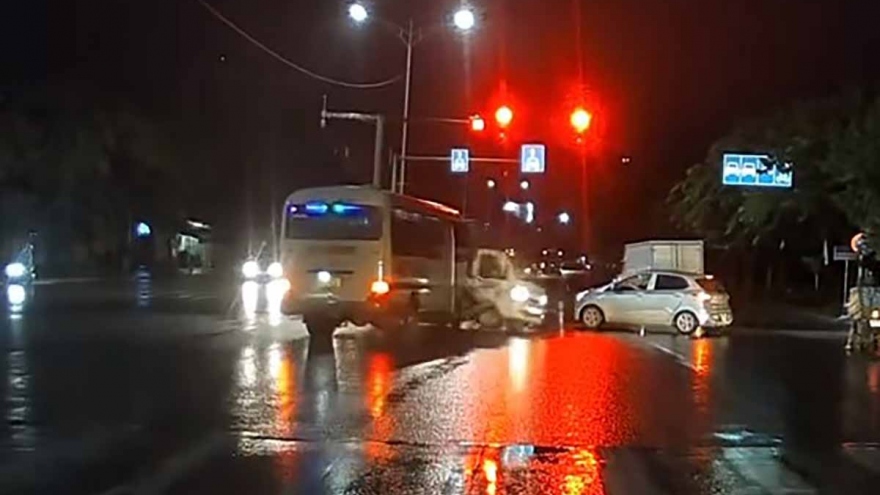 Danh tính tài xế xe khách vượt đèn đỏ, tông xe tải lật ngang Hà Nội