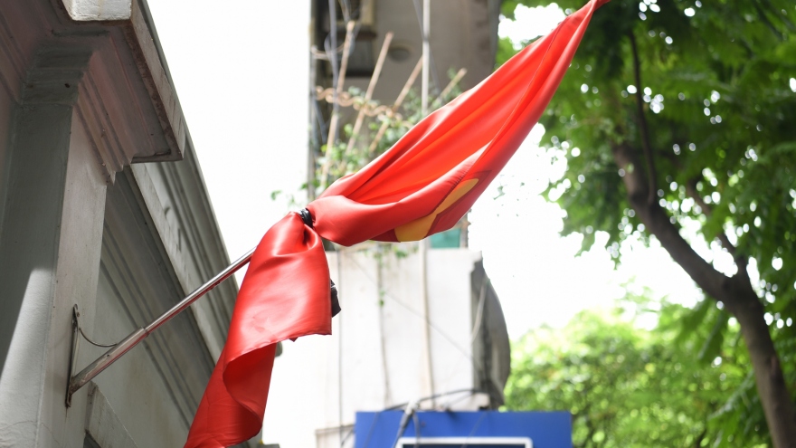 Hà Nội: Nhiều nơi treo cờ rủ trước ngày Quốc tang Tổng Bí thư Nguyễn Phú Trọng