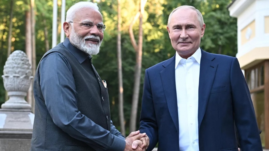 Tổng thống Nga Putin và Thủ tướng Ấn Độ Modi trò chuyện thân mật tại dinh thự