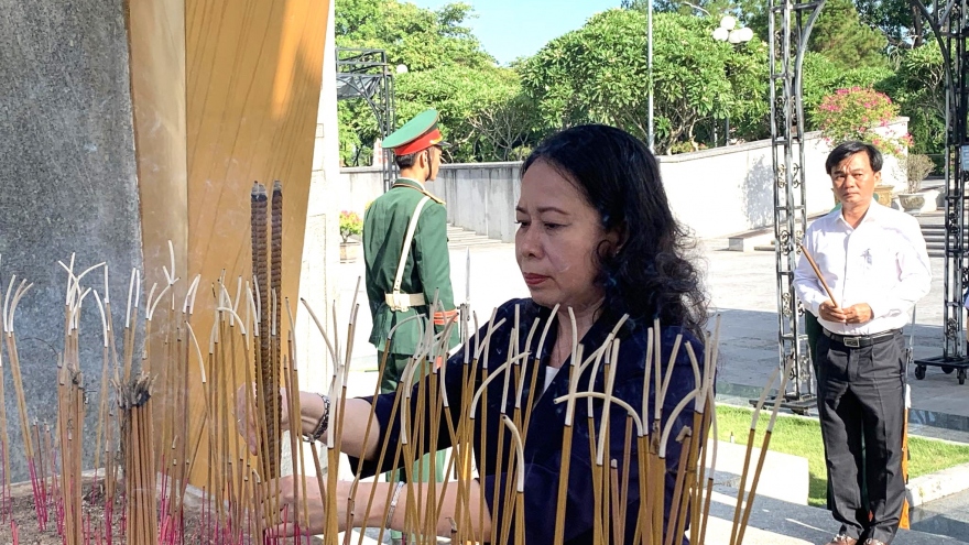 Phó Chủ tịch nước tri ân các Anh hùng liệt sĩ và gia đình chính sách ở Quảng Trị