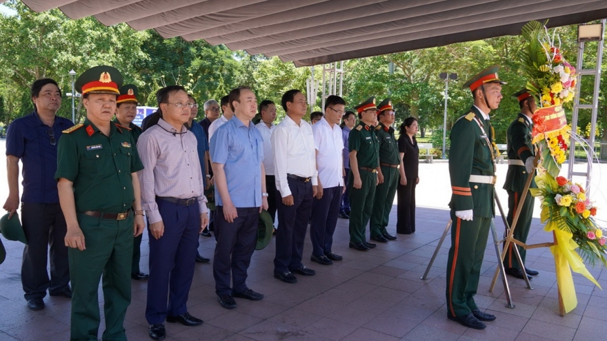 Phó Thủ tướng Lê Thành Long tặng quà gia đình chính sách tại Quảng Trị