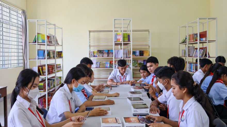 Campuchia sẽ triển khai sử dụng sách giáo khoa kỹ thuật số từ năm 2025