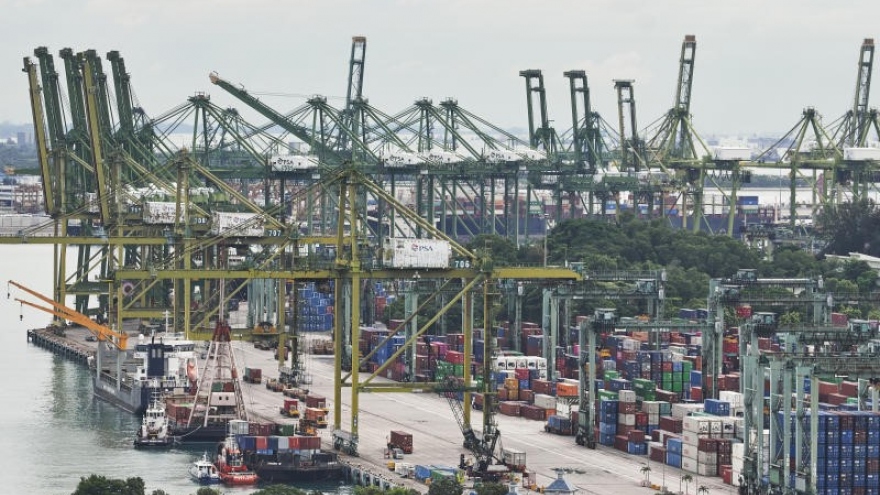 Tình trạng ùn tắc tàu container ở Singapore tràn sang cảng Malaysia