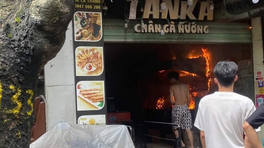 Cháy cửa hàng chân gà nướng trên phố Đê La Thành, Hà Nội