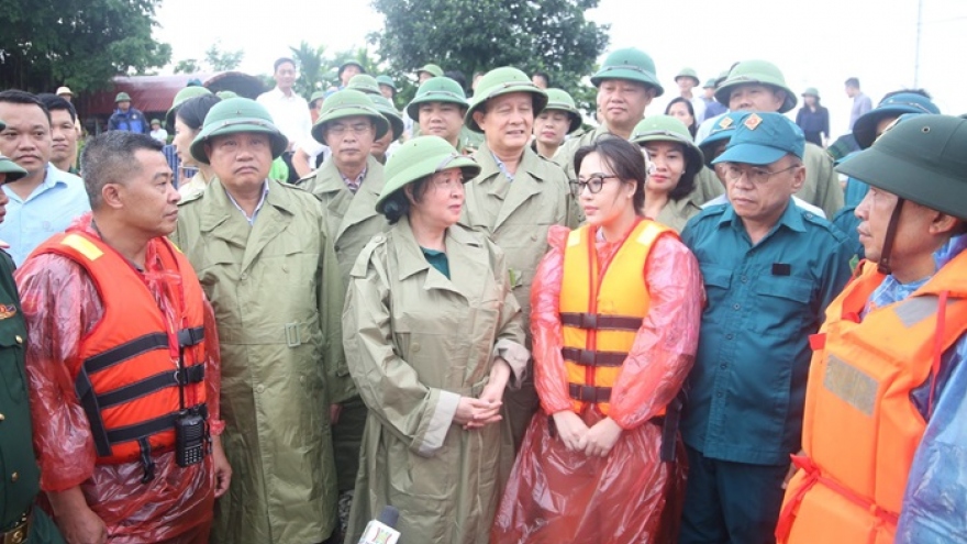 Bí thư Hà Nội thăm, động viên người dân vùng lũ Chương Mỹ, Quốc Oai