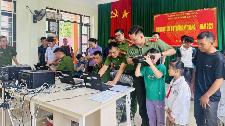 Cấp căn cước cho người dân tại Cao Bằng: “Làm hết việc, không làm hết giờ”