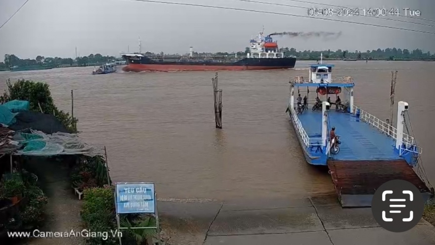 Tàu chở hàng va chạm với phà trên sông Vàm Nao