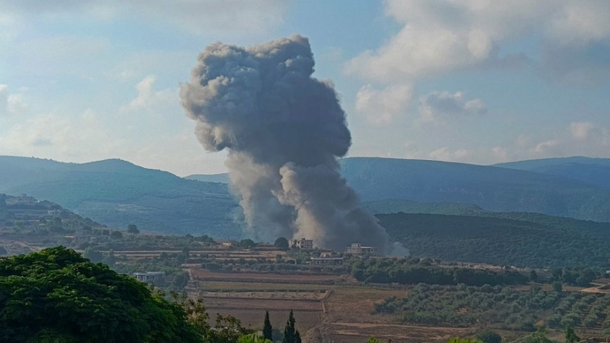 Israel tấn công dữ dội vào Lebanon, Hezbollah phóng hàng trăm tên lửa đáp trả