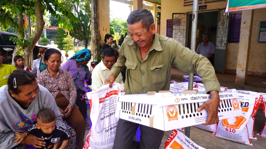 Japfa Việt Nam trao tặng gà giống tại 6 tỉnh