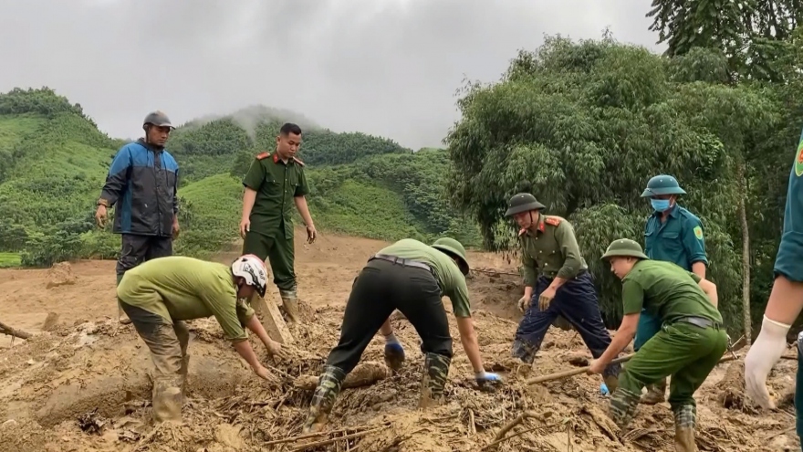 Lực lượng cứu hộ đã có mặt tại thôn lũ quét Làng Nủ tìm kiếm người mất tích