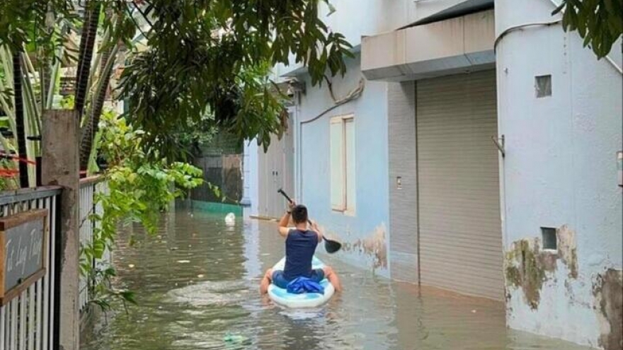 Lộ những khu ngập nặng ở Hà Nội sau bão lũ, người mua 'bỏ của chạy lấy người'