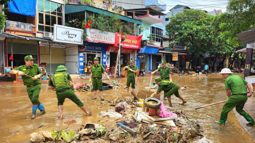 Những hình ảnh đẹp của người chiến sĩ công an "vì dân phục vụ" trong bão lũ