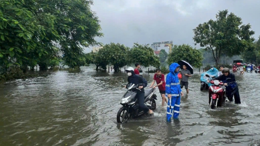 Hà Nội hạn chế các phương tiện lưu thông trên tuyến đường 70 do ngập sâu