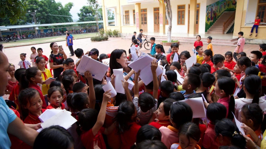 Hà Nhi lập quỹ học bổng cho học sinh khó khăn ở quê nhà Nghệ An