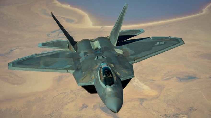 
        Video: Những pha nhào lộn khó tin của siêu tiêm kích F-22 Raptor
                  
                              