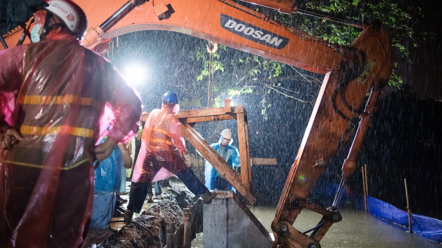 Công nhân dầm mưa trong đêm cải tạo bờ kè Hồ Hoàn Kiếm sạt lở