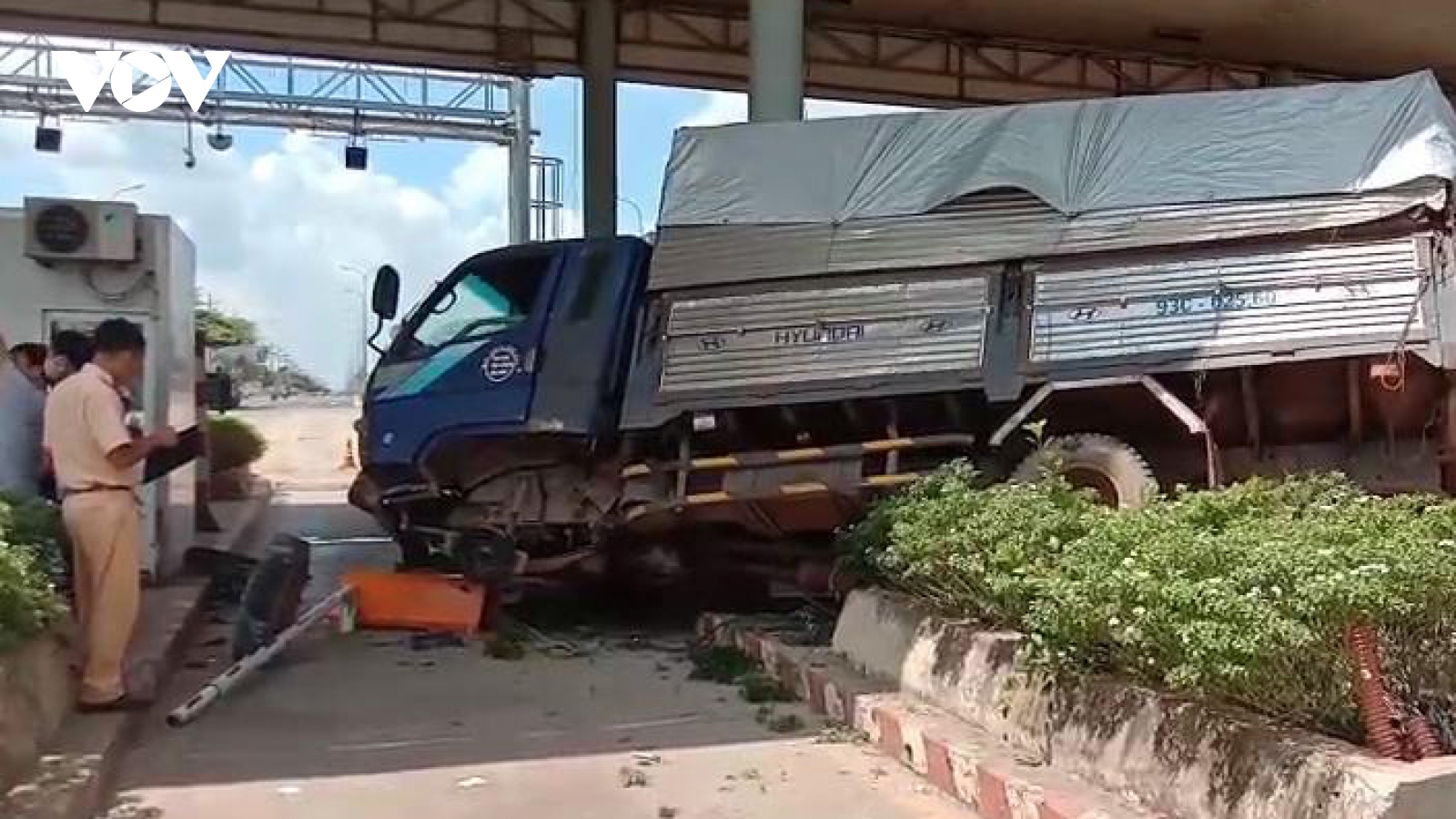 Xe tải tông trạm thu phí ở Bình Phước nhiều người thoát chết