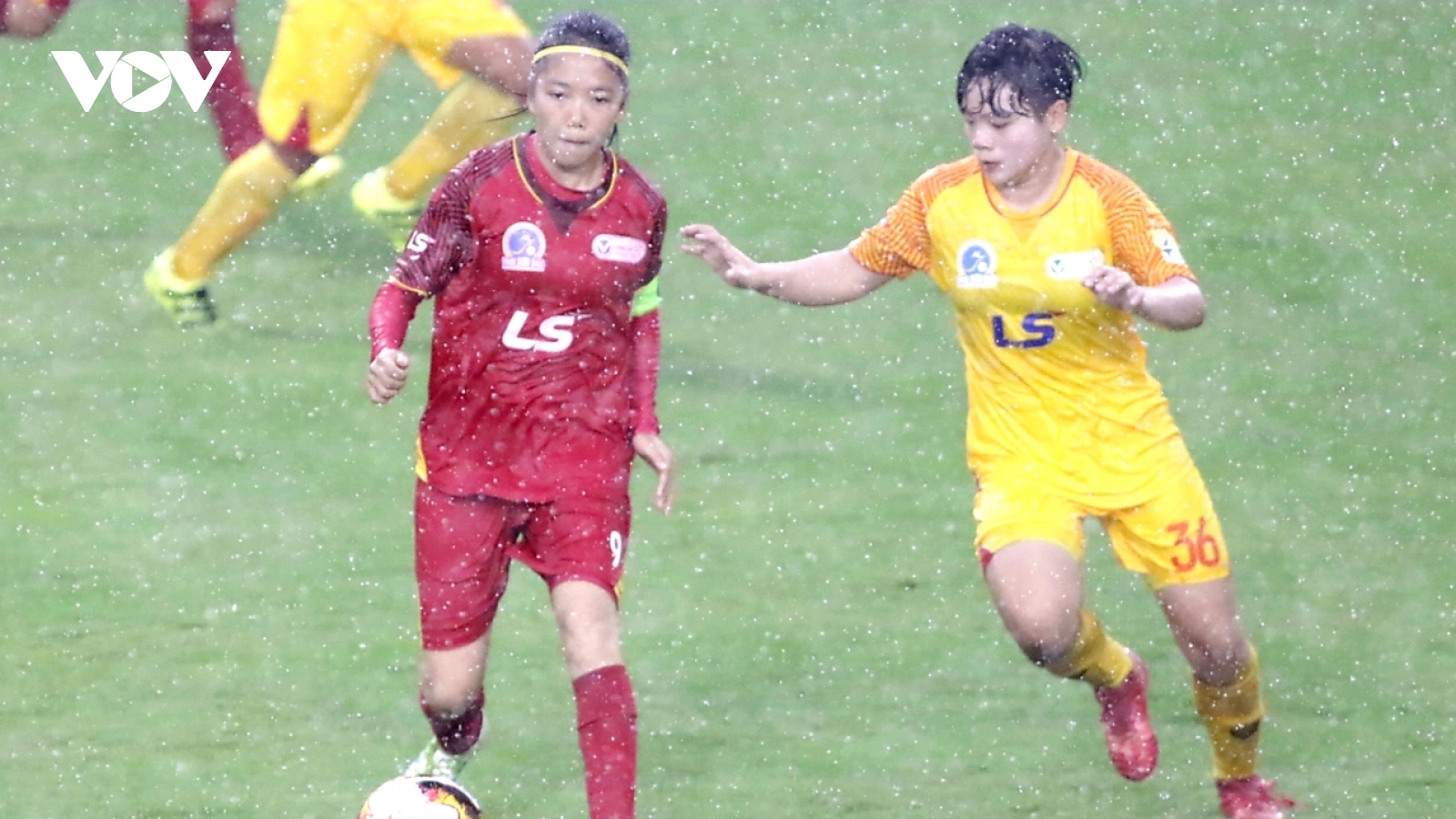 Chùm ảnh: Cầu thủ nữ "đội mưa" thi đấu ngày khai mạc giải VĐQG