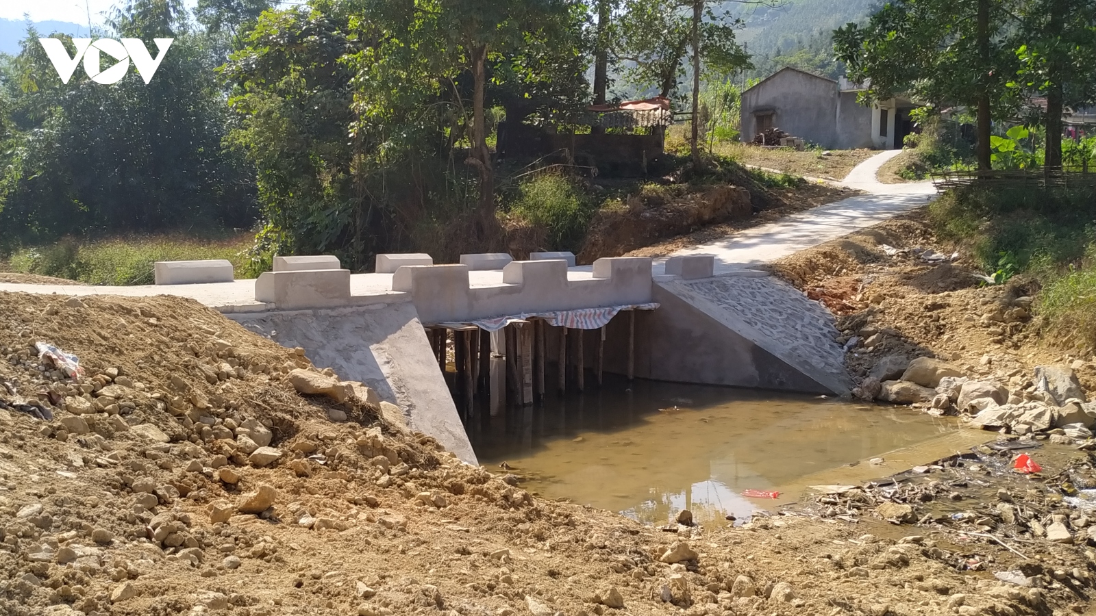 Đột phá xóa xã, thôn ĐBKK của tỉnh Quảng Ninh: “Bà đỡ” không làm thay