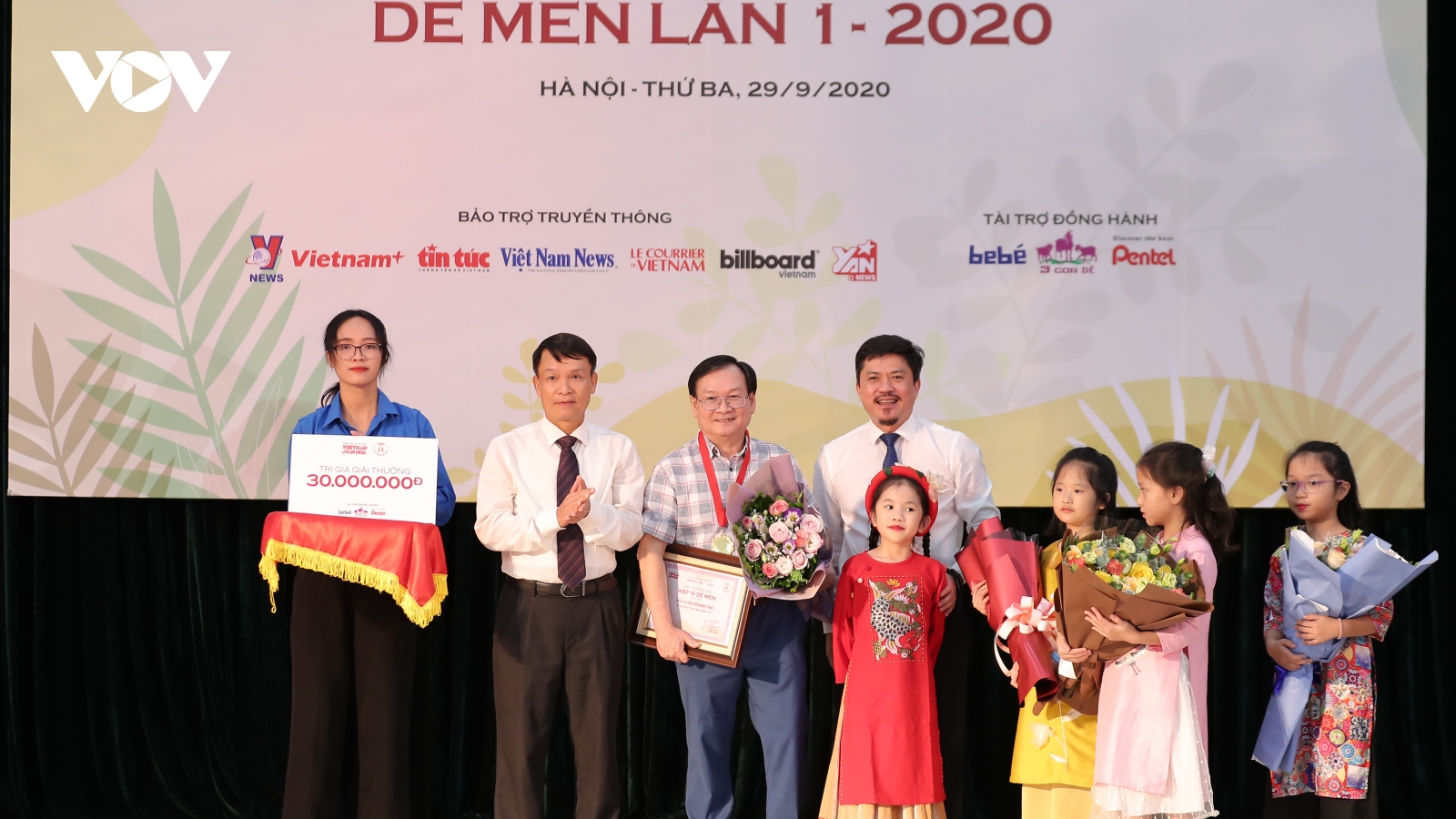Nguyễn Nhật Ánh nhận giải "Hiệp sĩ Dế Mèn", ủng hộ toàn bộ số tiền cho Giải thưởng