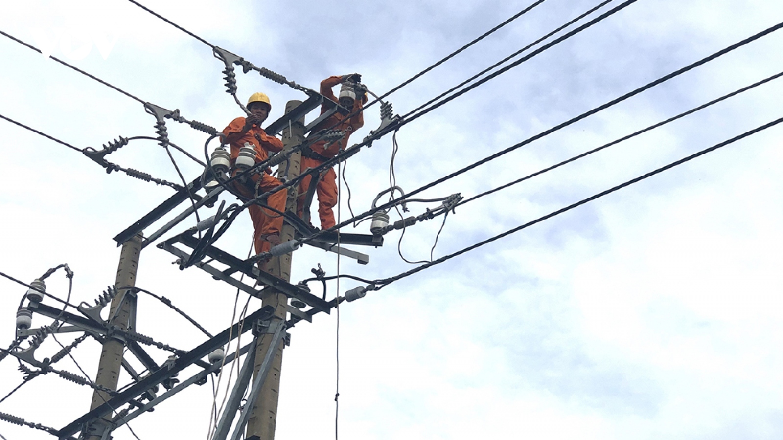 Điện lực Miền Trung khắc phục nhanh sự cố lưới điện do ảnh hưởng của cơn bão số 5