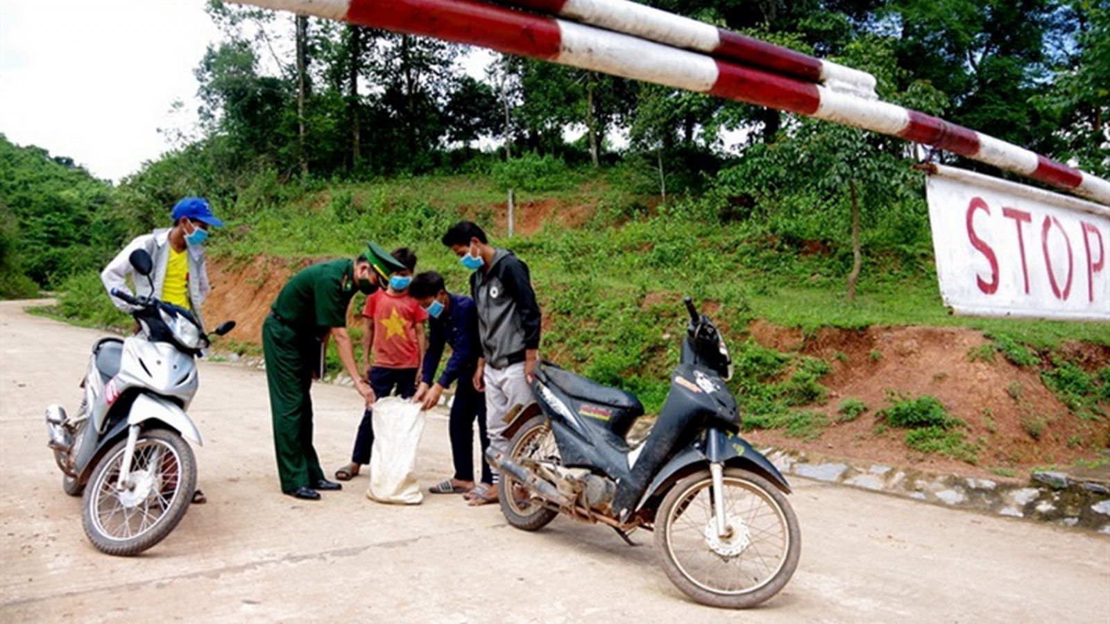 BĐBP Quảng Bình “vượt nắng, thắng mưa” chống dịch nơi biên giới
