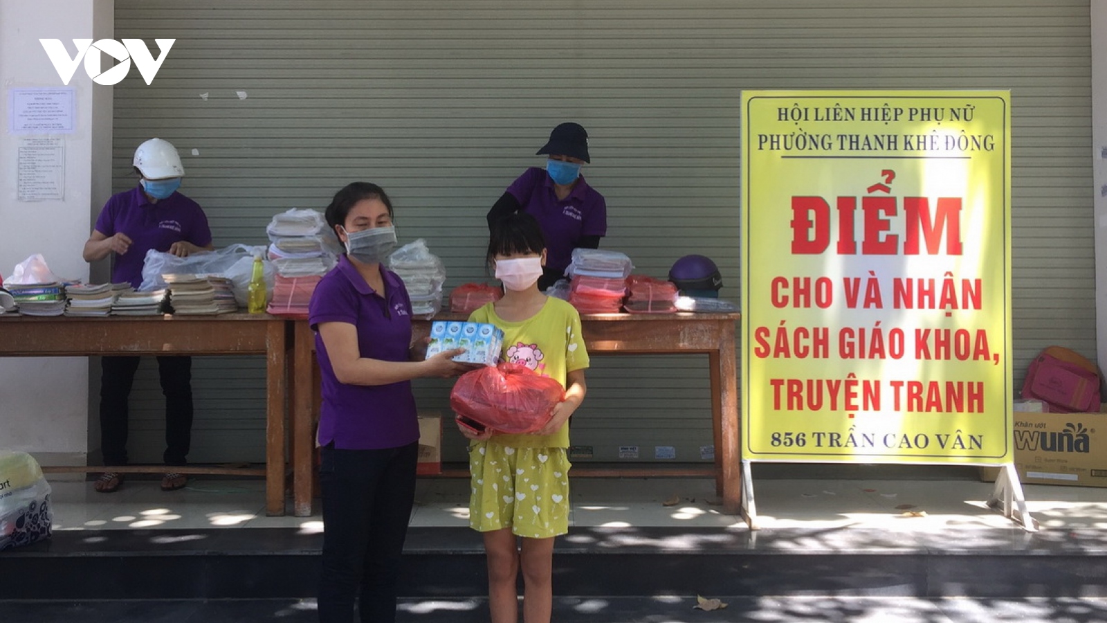 Gom sách cũ tặng học sinh nghèo trước năm học mới ở Đà Nẵng