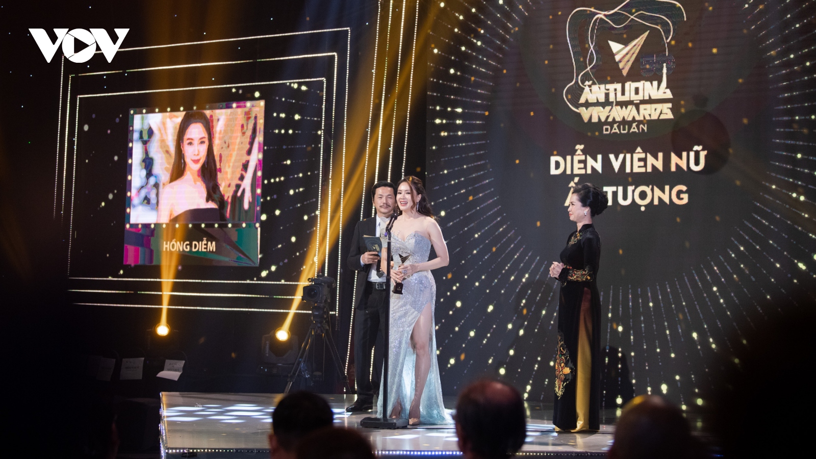 Hồng Diễm cùng bộ phim "Hoa hồng trên ngực trái" đại thắng tại VTV Awards 2020