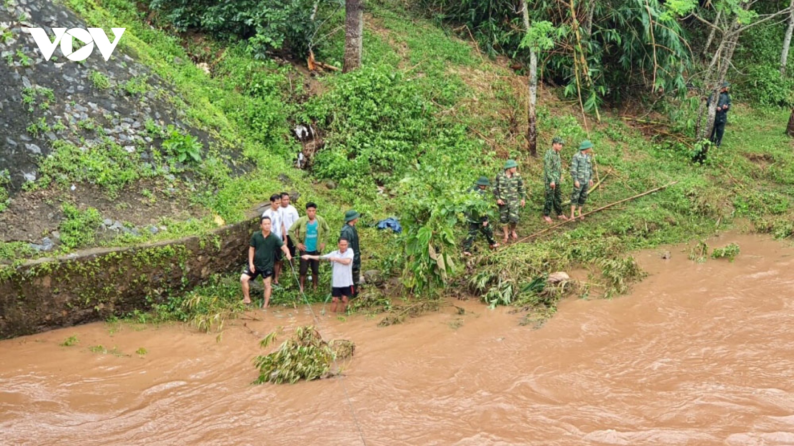 Quảng Trị: Hơn 100 cán bộ chiến sĩ tìm phụ nữ mất tích do mưa bão