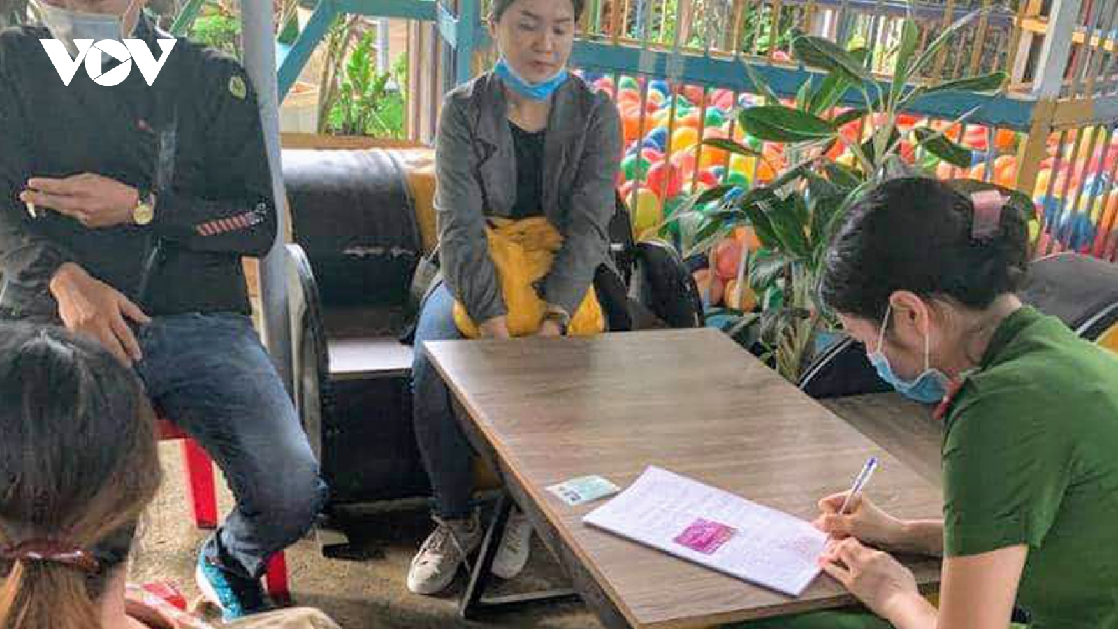 Đắk Lắk xử phạt hai vợ chồng tự ý tiêm vaccine bạch hầu thu tiền
